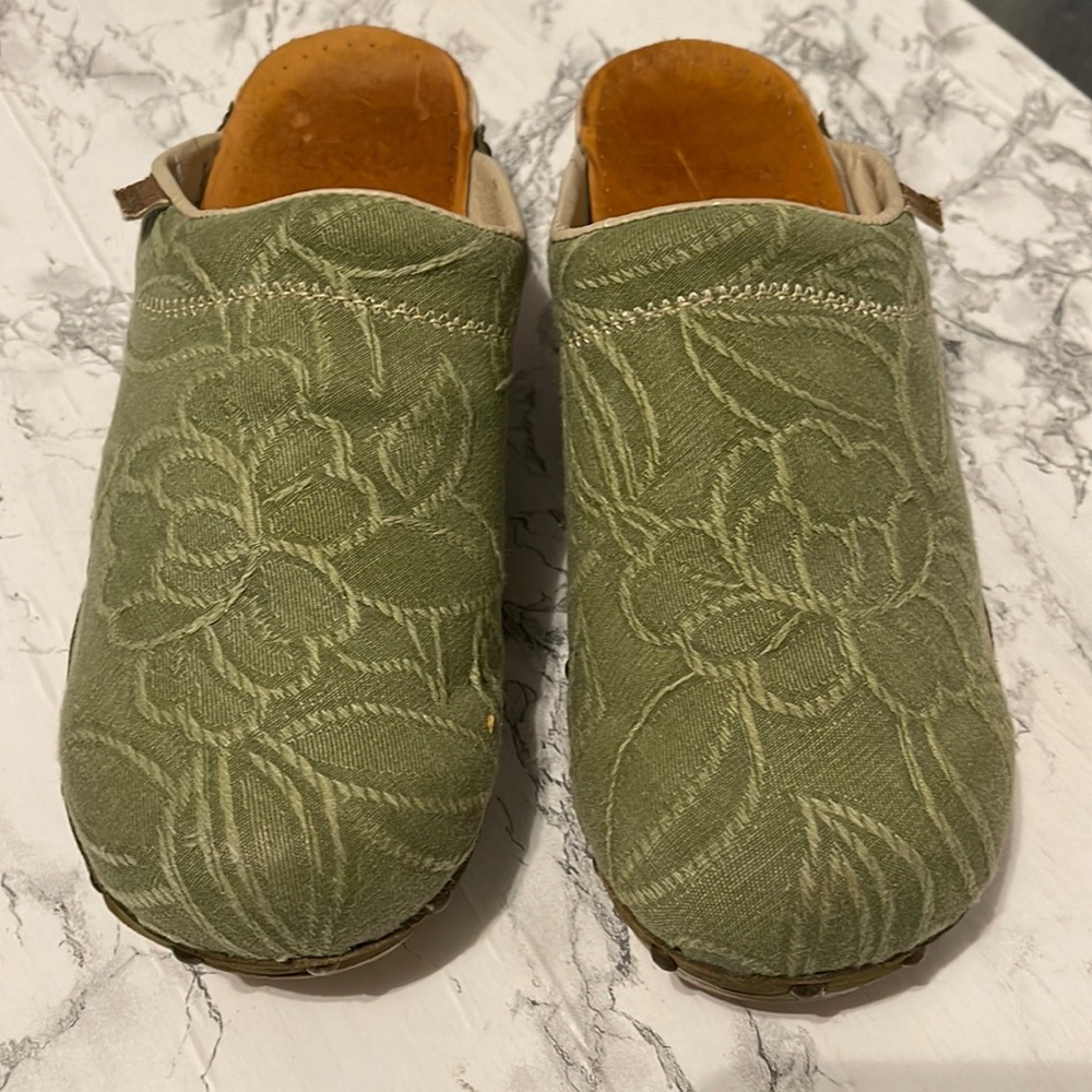 DANSKO LODEN GREEN FLORAL EMBROIDERED CLOTH CLOGS IN GOOD CONDITION SIZE 38
